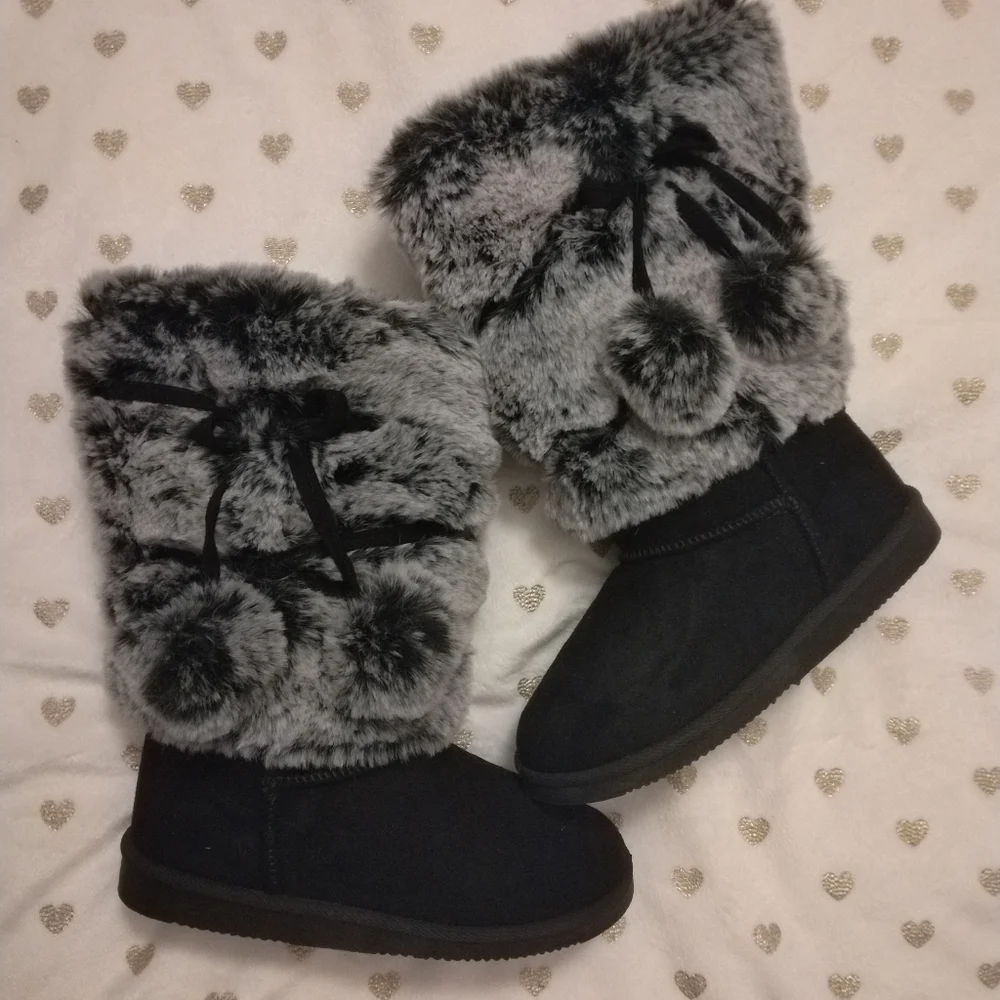 🔥3/$70 🎉S-HP🎉 *NWOT* FabKids Girl's Faux Fur Black and Gray Boots